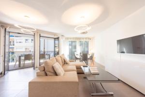 3-Br Apartment with Pool Parking & Beaches 100m away