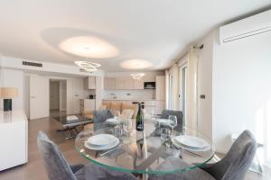 3-Br Apartment with Pool Parking & Beaches 100m away