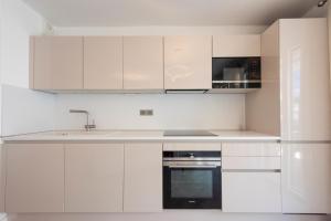 3-Br Apartment with Pool Parking & Beaches 100m away