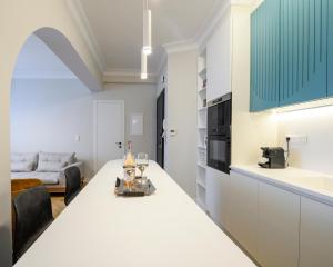 Queen Apartment Thessaloniki by Luxlikehome