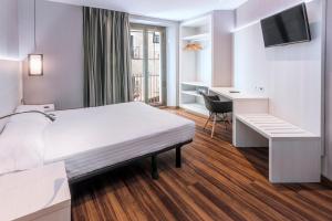 Superior Double or Twin Room with Balcony room in Hostal Operaramblas