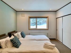 SHIKA HOUSE An ideal ski home in Rusutsu Village - 3 km from world class Rusutsu Ski Resort