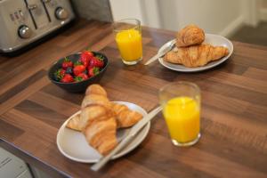 The Lodge - comfortable, stylish, 3 bedroom home with 3-6 beds near Utilita Arena - free parking