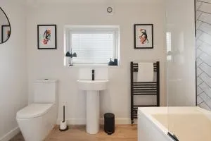 The Lodge - comfortable, stylish, 3 bedroom home with 3-6 beds near Utilita Arena - free parking - High Hazels