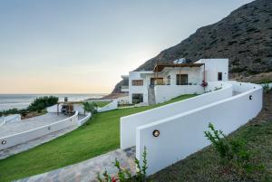 Beachfront Villa Atalandia with Heated Pools, Gym, BBQ & Office