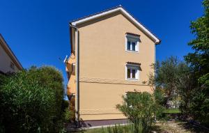 Awesome Apartment In Baska With Kitchen