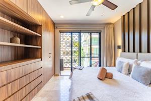 Bahay Condos steps from the beach and 5th ave