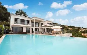 Nice Home In Les Adrets-De-Lestérel - LʼÉglise