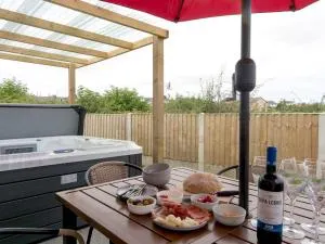 Pass the Keys Modern Home with Hot Tub - Brynteg