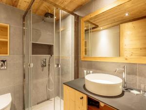 Chalet rénové avec spa, piscine et parking, pied des pistes - FR-1-461-11