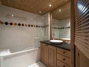 Appartement 4* - Pied des pistes - Piscine, Spa, Sauna, Hammam, Salle de sport - FR-1-461-24