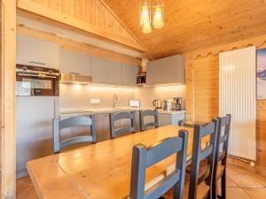 Chalet 3 chambres avec spa et piscine, pied des pistes - FR-1-461-25