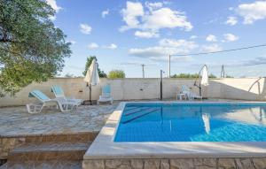 Awesome Home In Tinj With Jacuzzi