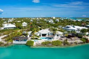 Byculla Villa - Canal front - Long Bay Hills