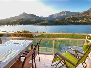 La terrasse au bord du Lac, vue panoramique lac et montagnes , 2 ch, linge et ménage inclus