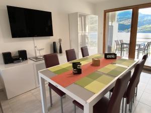 La terrasse au bord du Lac, vue panoramique lac et montagnes , 2 ch, linge et ménage inclus