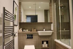 A Stylish Two Bedroom Modern Apartment with Parking