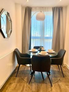 A Stylish Two Bedroom Modern Apartment with Parking