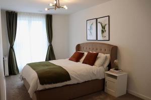 A Stylish Two Bedroom Modern Apartment with Parking