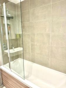 A Stylish Two Bedroom Modern Apartment with Parking