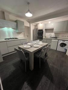 Purcell Guest House - Cosy Stay - Terrace - Entire 2 Story House - Contractors - Family - Sleeps 5 - 2 Kingsize or 4 Single beds - Sofa bed -