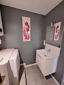 Maisons de vacances Belle maison au bord du plan d-eau : photos des chambres