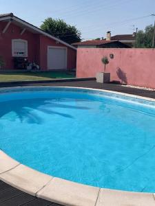 Villas Villa avec piscine, Spa, terrain de petanque, baby foot, ping pong : photos des chambres