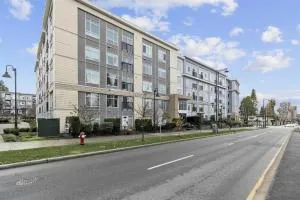 Skytrain accessible,Free Parking, Gym, 2 Bedroom Sleeps 6 Central Apartment in Surrey - Кокуитлам