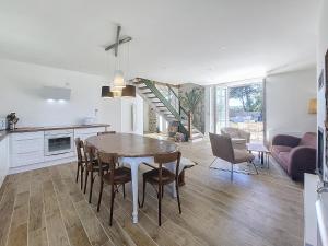 Maison Bord de Plage avec Piscine, Sauna, Bains à Remous, Volley