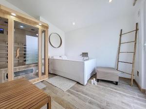 Maisons de vacances Maison Bord de Plage avec Piscine, Sauna, Bains a Remous, Volley : photos des chambres