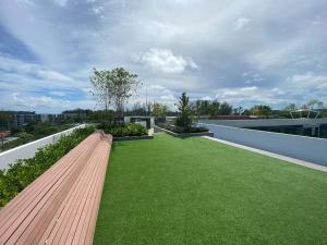 Modern Laguna Skypark apartments by Lofty