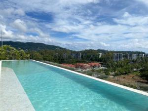 Modern Laguna Skypark apartments by Lofty