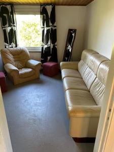 2 hus 240kvm med bastu, max 12 personer