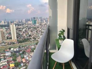 Amazing 1 bedroom with pool, gym and stunning view at heart of Makati