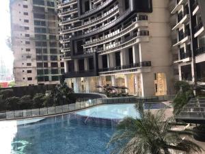 Amazing 1 bedroom with pool, gym and stunning view at heart of Makati