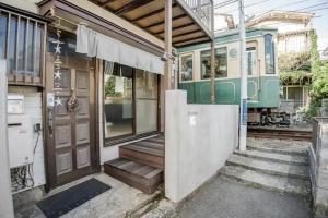 江ノ電の線路沿いにある宿【film koshigoe】