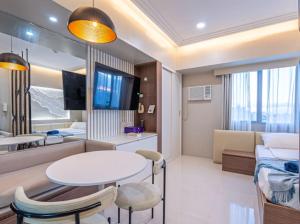 200mbps WiFi, Luxury condo near Ayala