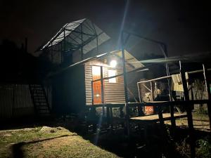 Pequeña cabaña con wifi, cocina, pequeña pileta y vistas a las sierras