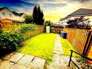 Glasgow Central - Entire house - Free Parking , Free super fast Wifi , Private garden & Parking security