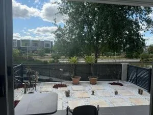 安静的住宅区 4个卧室3个卫生间 步行5分钟到达火车站Westfield 购物中心 - Warrimoo