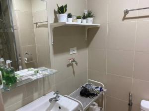 1BR CONDO Fame Residences Mandaluyong- Be My Guest Staycation- Near SM Megamall, Greenfield District, & Ortigas