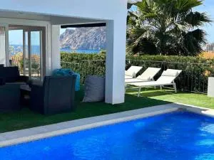 Espectacular villa junto a la playa, piscina privada y vistas al mar - Ifach