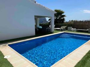 Espectacular villa junto a la playa, piscina privada y vistas al mar