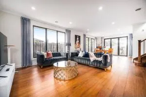 Family Fairyland 4 BRM 3 BATH near Chadstone SC - Clayton North