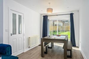 Spacious 4Bed Home, Sleeps 10, Pool Table, Parking, Perfect For Groups