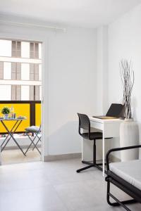 Bonito estudio con balcón