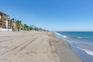 Coqueto en primera linea Torrox Costa con piscina