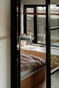 Countryside Cottage with bathtub landscape views by Familie Buitenhuys
