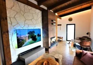 Lakeside Cottage with Sauna and Pool - Modrová