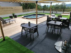 Maisons d'hotes LAPAUSEDEGOUT piscine chambres climatisees jacuzzi terrasse : photos des chambres